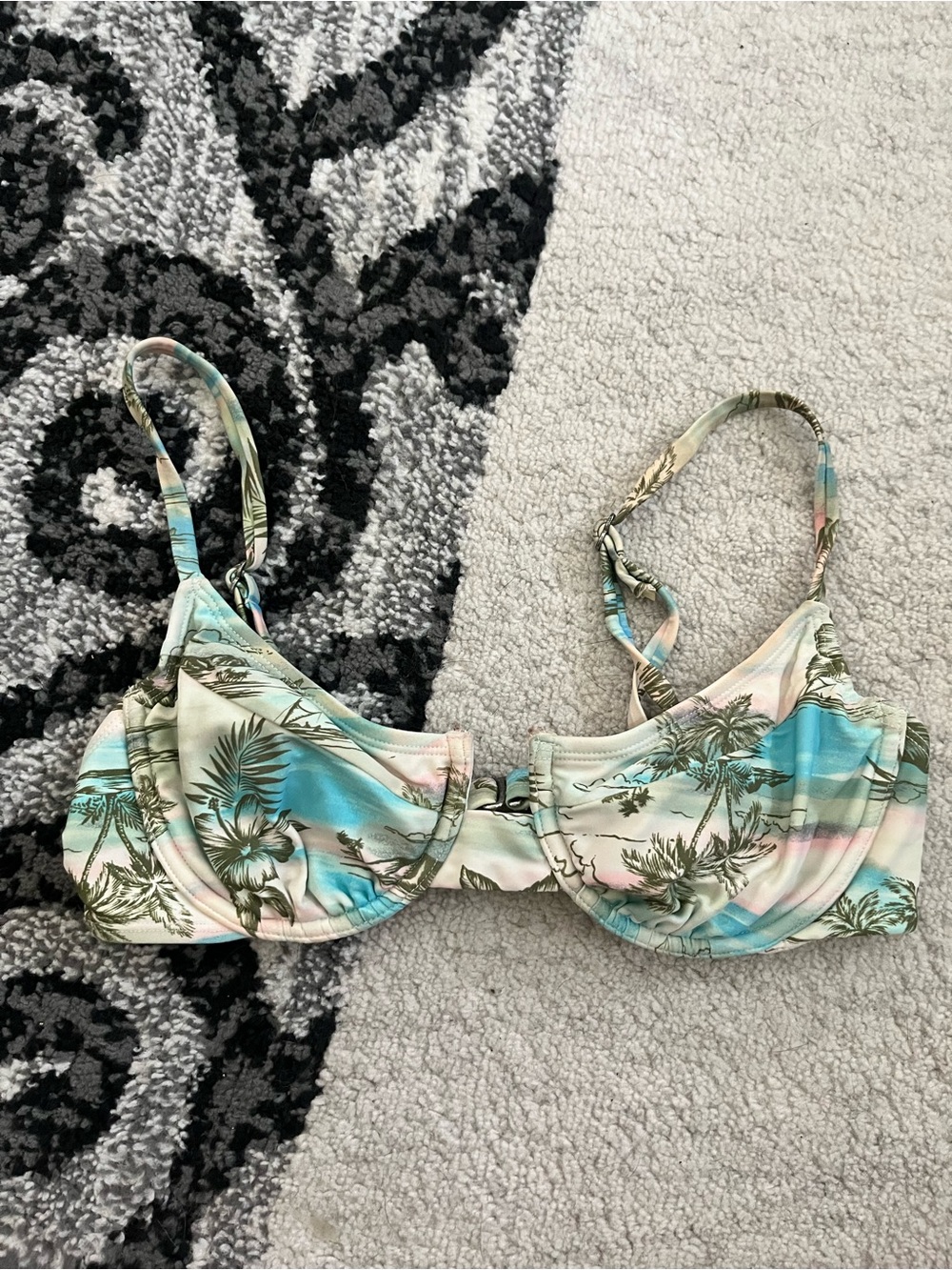 Xhilaration Underwire Swim Bikini Top Women’s Size Small Tropical Beach Print
